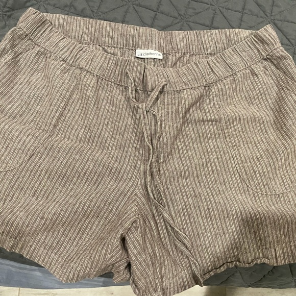 Liz Claiborne shorts with draw string - Picture 1 of 2